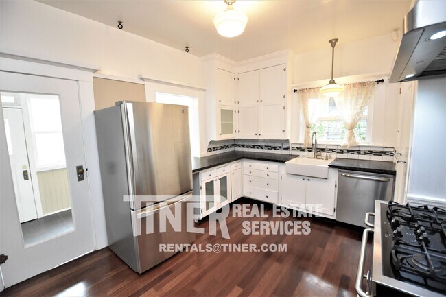 Building Photo - Dreamy pet friendly home in Marshall Schoo...