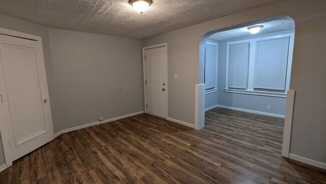 Foto del edificio - For Rent: 2-Bedroom, 1-Bathroom Townhouse ...