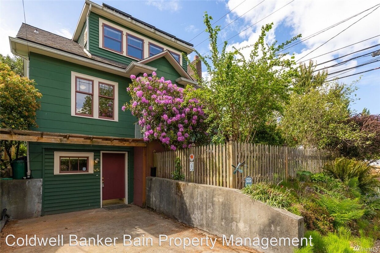 5 br, 3 bath House - 5257 39th Ave. NE Photo