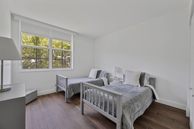 Building Photo - 19601 E Country Club Dr