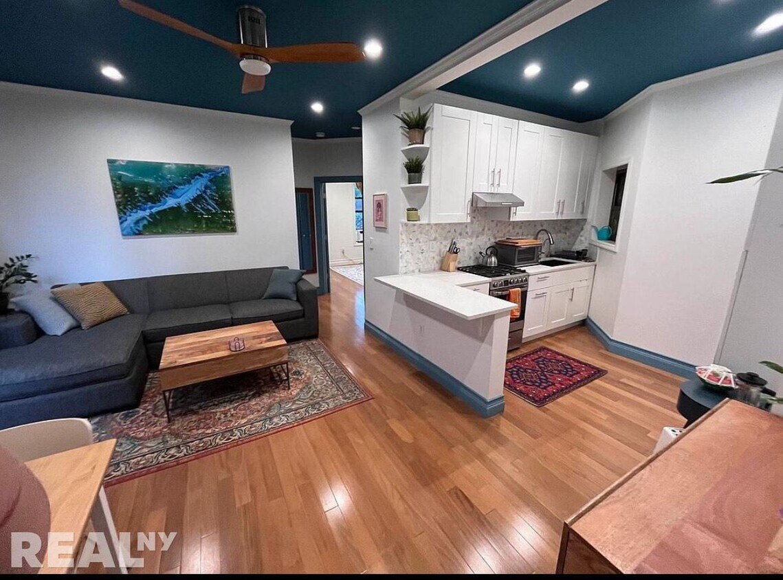 Foto principal - 283 E 4th St