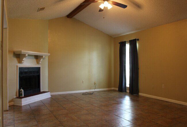 Livingroom with cathedral ceiling - 651 John Henry Dr