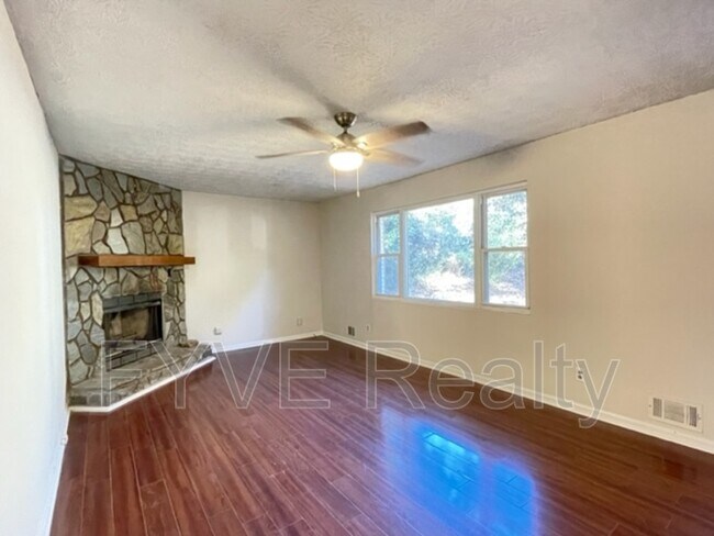 Building Photo - 391 Donfred Dr SW