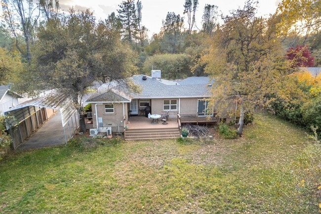 Building Photo - 3-bedroom, 2-bathroom home private setting!