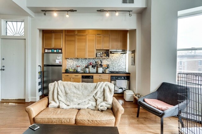 Foto del edificio - Stunning Two Bedroom Loft Located in Adams...