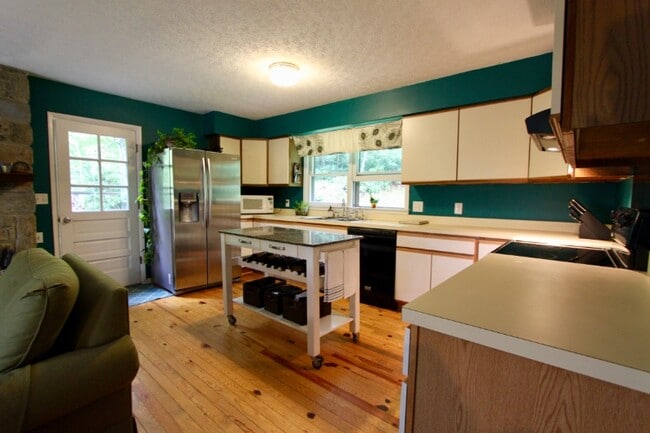 Building Photo - 416 Rainbow Mountain Rd