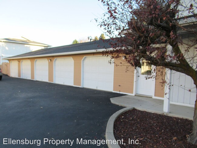 Building Photo - 2 br, 1 bath Apartment - 1108 N Alder St.