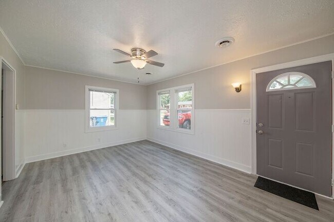 Building Photo - $1350 2/1 720 sqft ranch home with yard an...