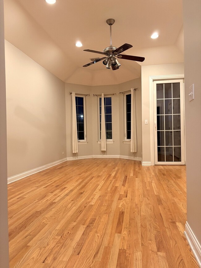 Building Photo - 5924 N Milwaukee Ave