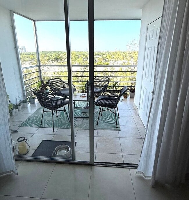 Foto del edificio - 3660 NE 166th St