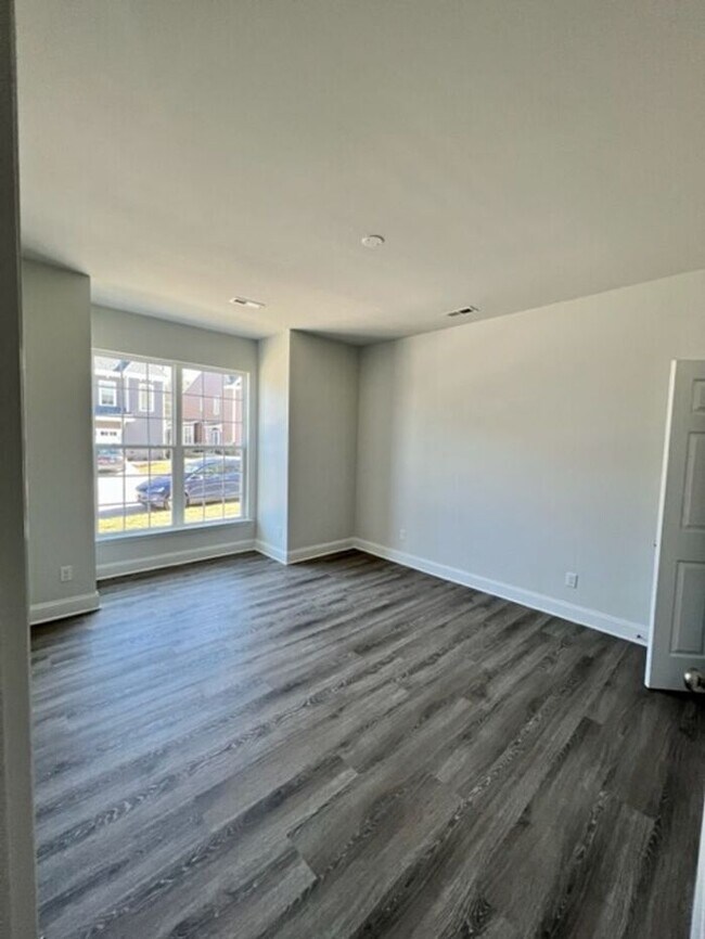 Building Photo - Gorgeous 4 bedroom, 3.5 bath, 3-level town...
