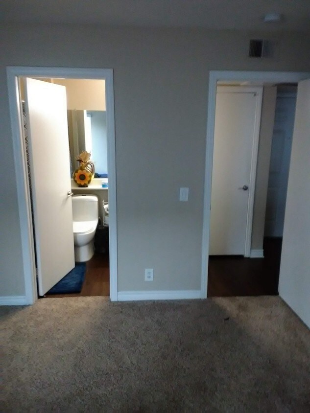 Building Photo - 15838 High Knoll Dr