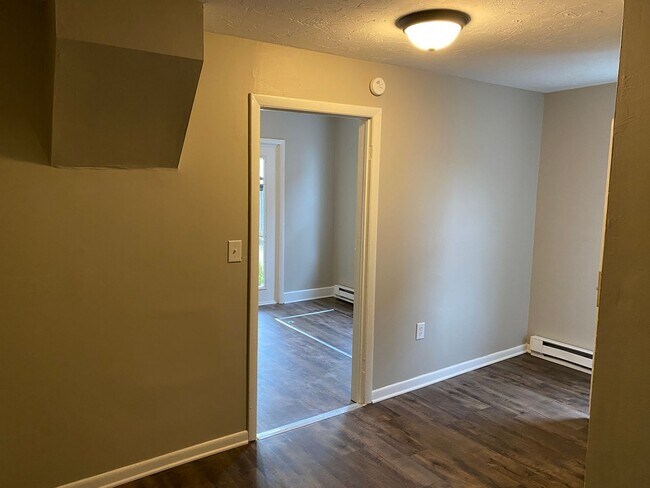 Building Photo - 550 S Main St Apt 1