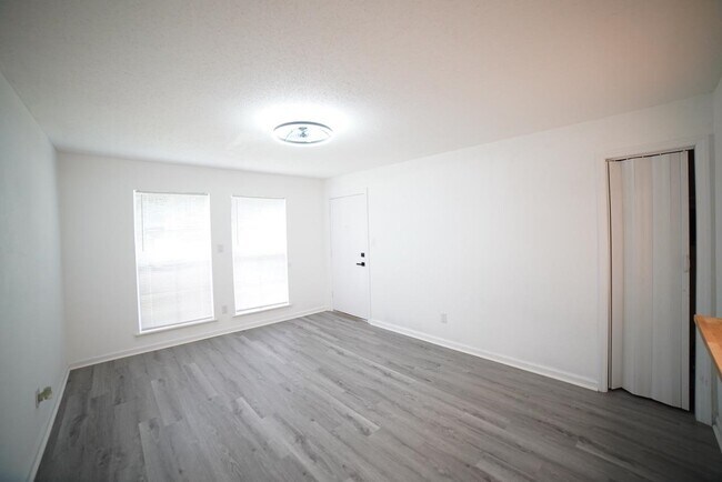 Building Photo - 2020 Continental Ave
