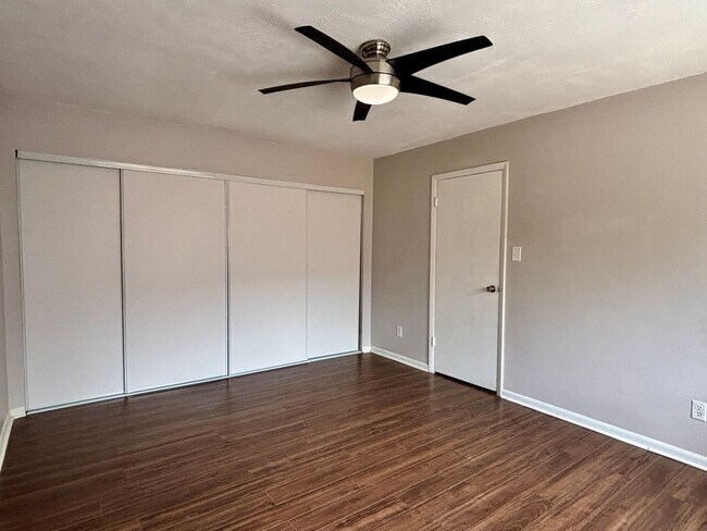 Foto del edificio - Large, Lovely 2BD/1.5BA Townhouse-Style Condo — Steps from Highline Canal!