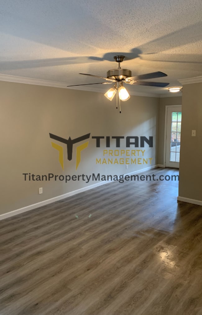 Building Photo - Cute Updated Townhouse!