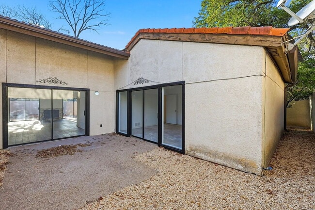 Building Photo - 3 Bedrooms, 2 bathrooms, townhome in the serene Oak Tree Village community in Dallas.