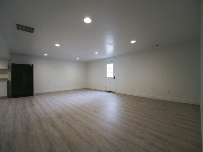 Building Photo - 7042 W Knowley Rd