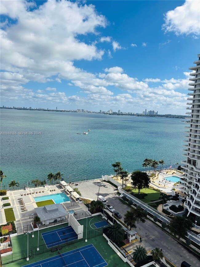 Foto del edificio - 600 NE 36th St