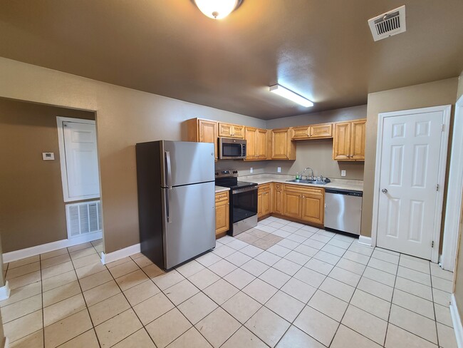 Building Photo - 3218 Pakenham Dr