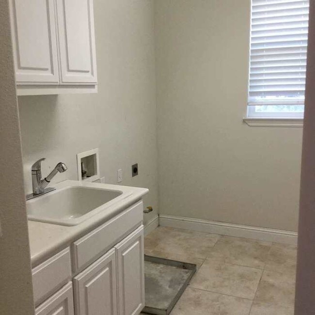 Building Photo - MOVE IN SPECIAL-$500 off 1st months rent