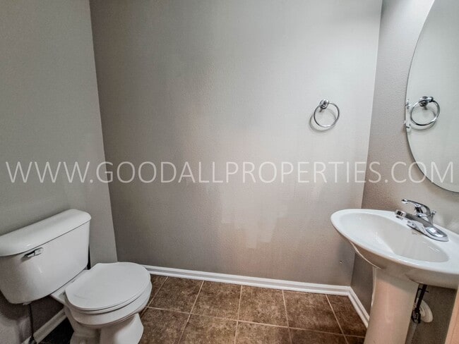 Foto del edificio - 3 Bedroom 2 Bath Townhome End Unit in the ...
