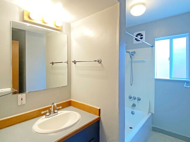 Building Photo - Lovely Centrally Located NW Corvallis Rental