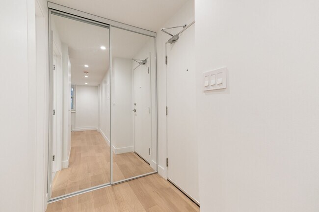 Building Photo - 54 Maitland St