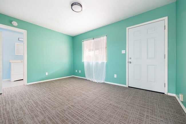 Building Photo - Beautiful Detached 1 Bedroom Home in Lakeside!