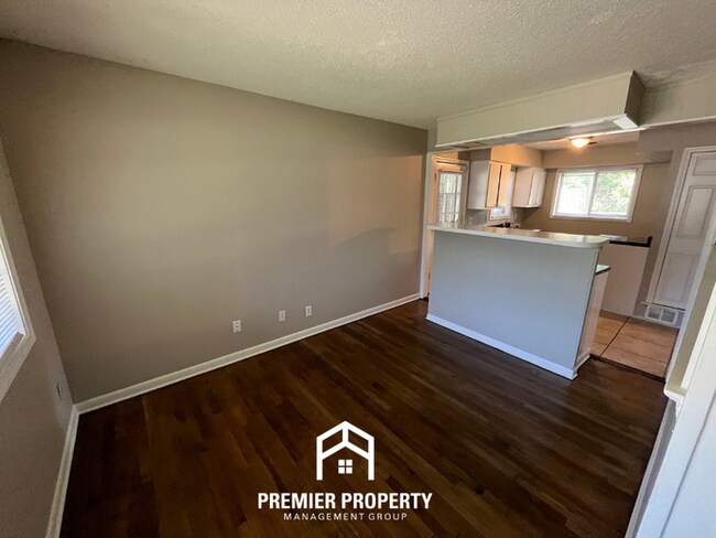 Foto del edificio - Charming 3BR/1BA Near Getwell | Hardwood Floors & Huge Fenced Backyard
