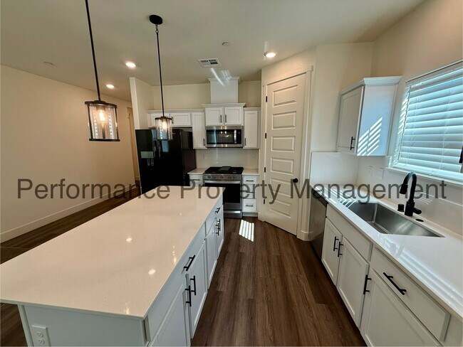 Foto del edificio - Gorgeous 4 Bed/2 Bath SW Bakersfield Home ...