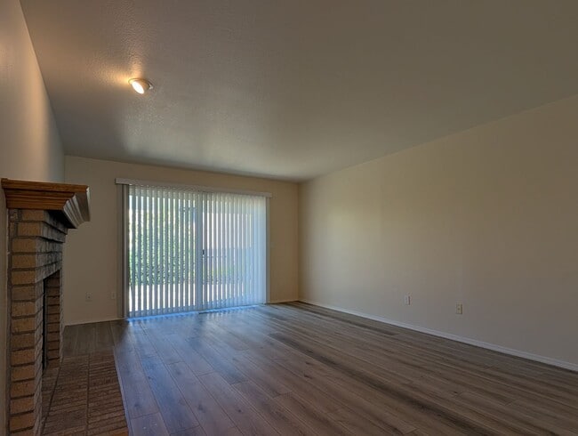 Building Photo - 686 Oakdale Ave