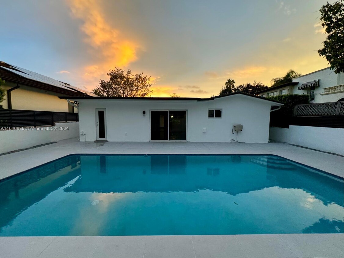 Foto principal - 2300 SW 23rd St