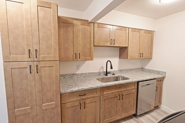 Building Photo - 3D Tour Available - Tower Grove East - Updated 1 Bedroom