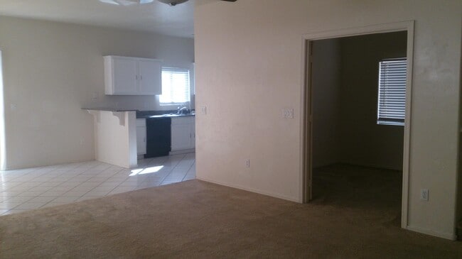 Building Photo - 3636 E Felix Blvd