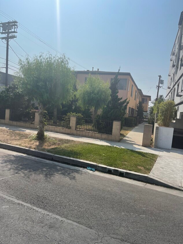 Front - 1349 S Orange Grove Ave