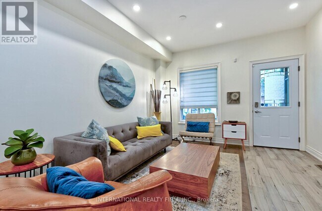 Photo du bâtiment - 717 Palmerston Ave