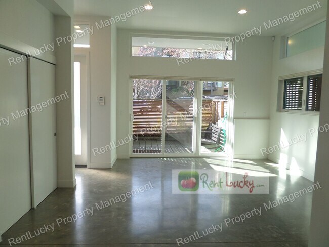 Foto del edificio - Spectacular VIEW 2 Bedroom+Den Townhome, Zoned For Residential & Commercial Use! Live and Work in...