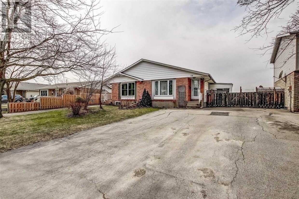 38 Manley Crescent, Thorold, ON L2V 4K3 House for Rent in Thorold, ON