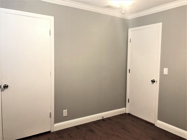 Building Photo - 7320 Lawnwood Dr