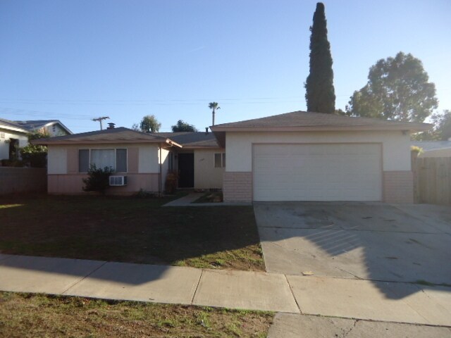 Foto principal - 3 Bedroom - 2 Bathroom Single Story Home i...