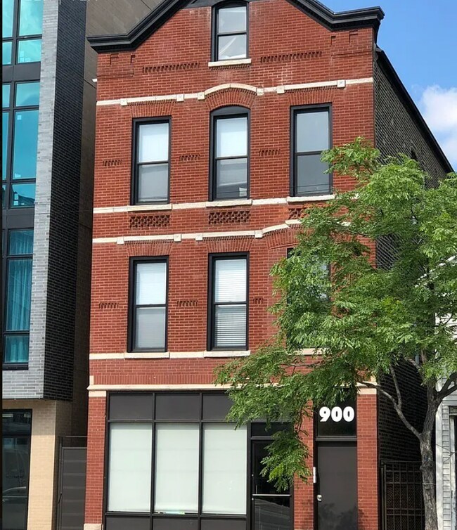 Building Photo - 900 N Ashland Ave