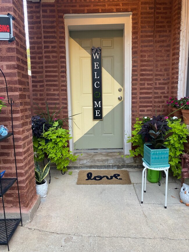 Entrada principal a la unidad - 3310 W Division St