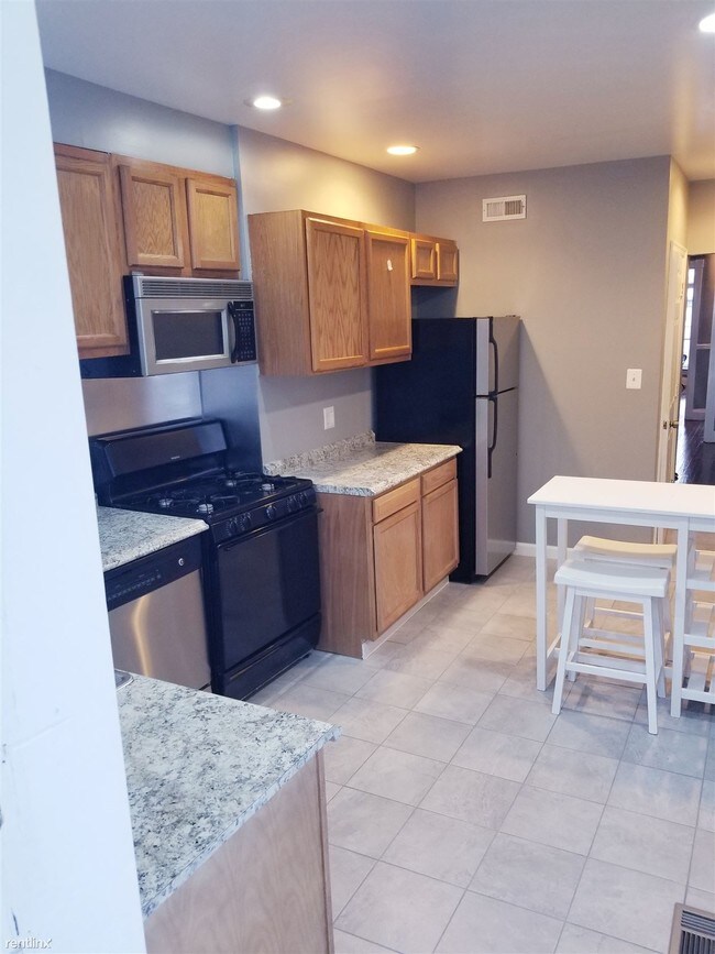 Building Photo - 3 br, 1.5 bath Townhome - 2369 McCulloh St...