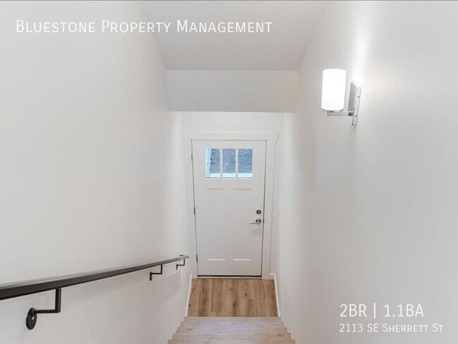 Building Photo - 2113 SE Sherrett St