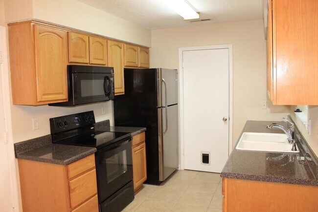 Foto del edificio - Single story ranch with 2 car attached gar...