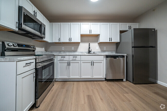 2BR, 1BA - 900SF (Updated) - Kitchen - Elm Point Apartments