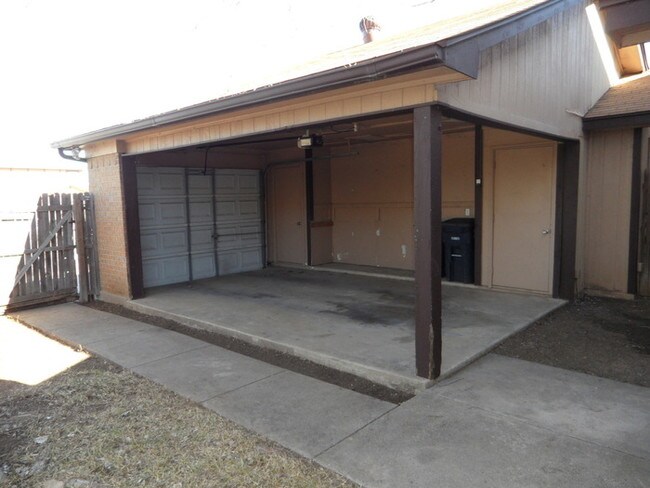 Building Photo - 6815 S Creek Dr