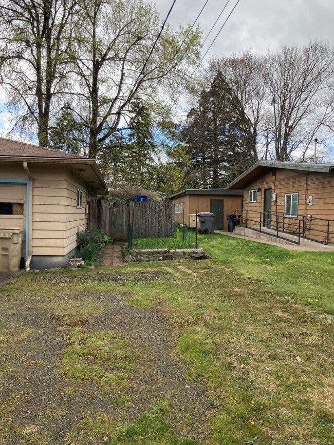 Building Photo - Charming NW Corvallis Gem: Find Comfort & ...