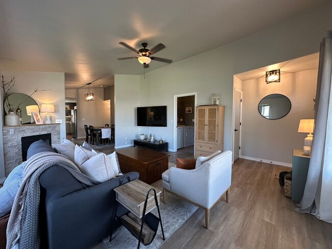 Building Photo - Beautiful 3 Bed 2 Bath Home With Backyard Oasis!
